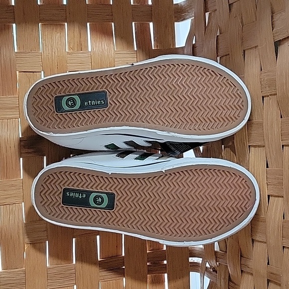 BOYS ETNIES CALLI-VULC WHITE W/CAMOUFLAGE FABRIC TRIM US SIZE 2 - Picture 2 of 8